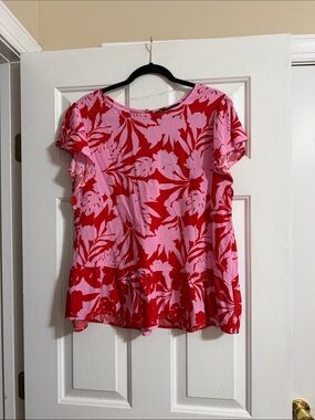 NWT Roselyn Sanchez Pink and Red Floral Short Sleeve Ruffle Peplum Top Large